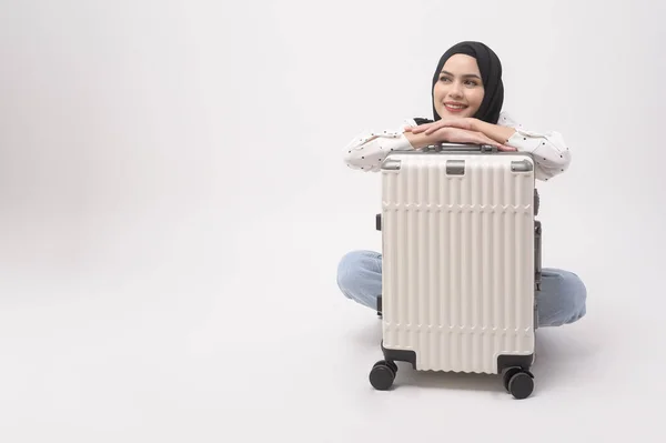 Una Giovane Turista Musulmana Con Bagaglio Sfondo Bianco — Foto Stock