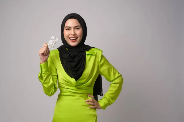 Una Hermosa Mujer Musulmana Con Hijab Celebración Tarjeta Crédito Sobre —  Fotos de Stock