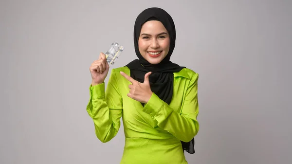 Piękna Muzułmanka Hidżabem Trzymająca Kartę Kredytową Białym Tle Studio Koncepcja — Zdjęcie stockowe