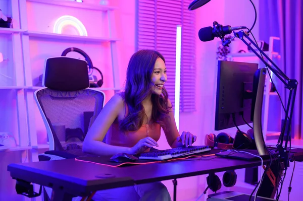 Młoda Azjatka Pretty Woman Pro Gamer Transmituje Żywo Śpiewa Rozmawia — Zdjęcie stockowe