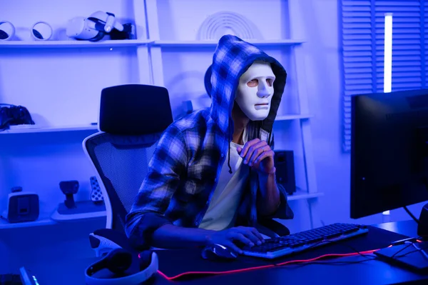 Hacker Está Usando Computador Portátil Para Roubar Dados Durante Noite — Fotografia de Stock
