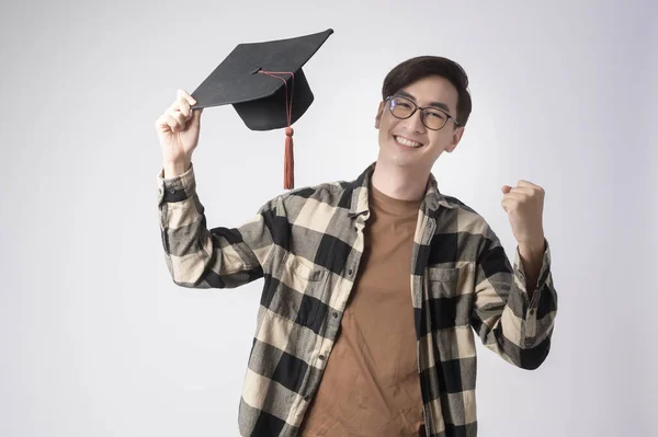 Jovem Sorrindo Homem Segurando Chapéu Graduação Educação Conceito Universidade — Fotografia de Stock
