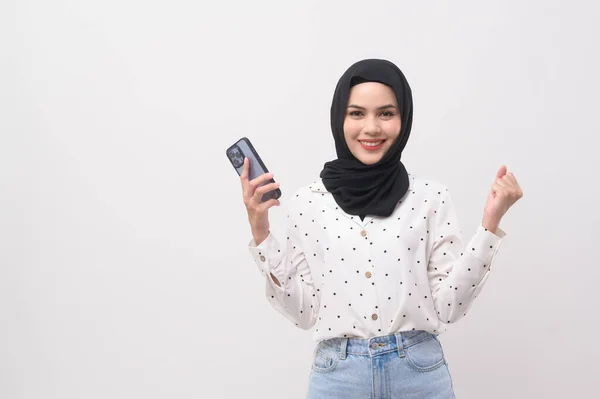 Beautiful Musllim Woman Hijab Using Smartphone White Background Technology Concept — Foto Stock