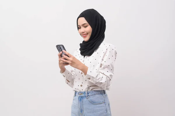 Beautiful Musllim Woman Hijab Using Smartphone White Background Technology Concept — стоковое фото