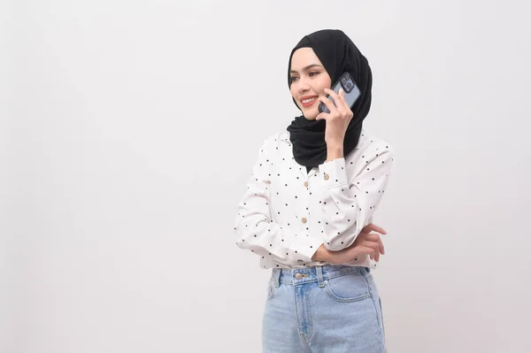 Beautiful Musllim Woman Hijab Using Smartphone White Background Technology Concept — Stock fotografie