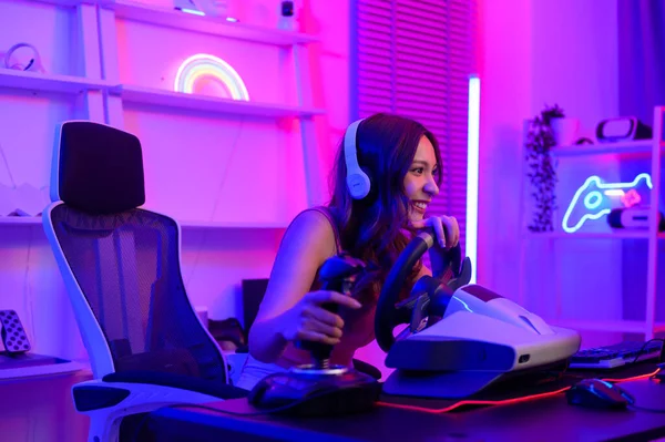 Молодая Азиатская Красивая Женщина Pro Gamer Имеют Живой Стриминг Играть — стоковое фото