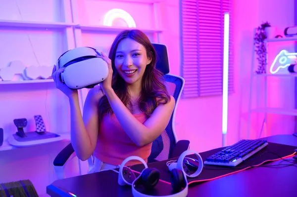 Jovem Mulher Bonita Asiática Pro Gamer Tem Transmissão Vivo Jogando — Fotografia de Stock