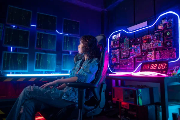 Una Mujer Asiática Programadora Está Trabajando Sala Computadoras Concepto Tecnología — Foto de Stock