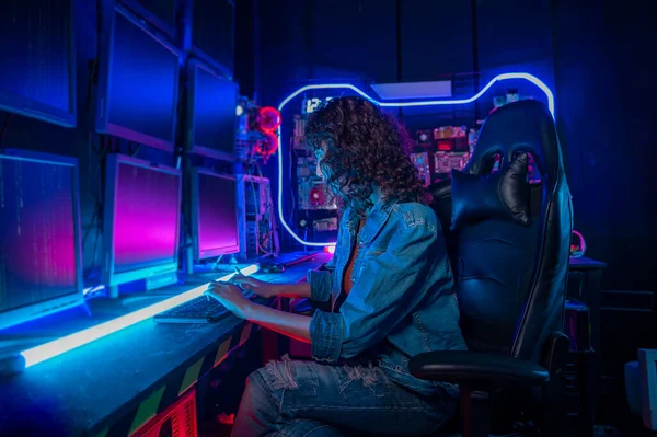 Una Mujer Asiática Programadora Está Trabajando Sala Computadoras Concepto Tecnología — Foto de Stock