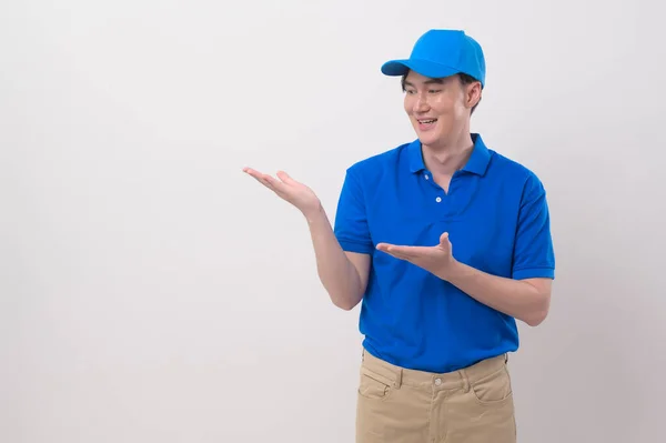 Ásia Jovem Técnico Serviço Homem Vestindo Azul Uniforme Branco Fundo — Fotografia de Stock