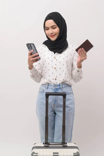 Молодая Мусульманка Туристка Багажом Белом Фоне — стоковое фото