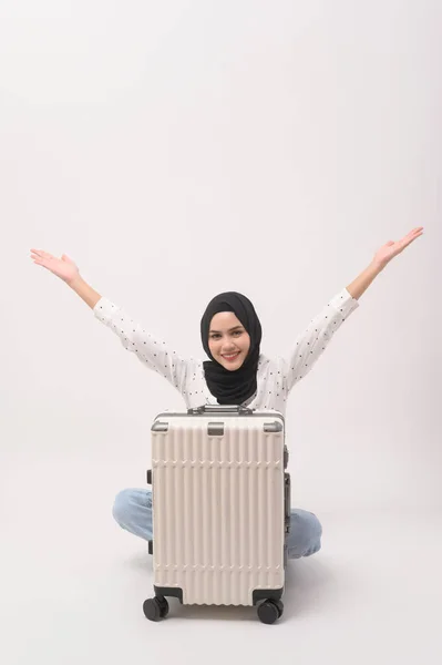Eine Junge Muslimische Touristin Mit Gepäck Auf Weißem Hintergrund — Stockfoto