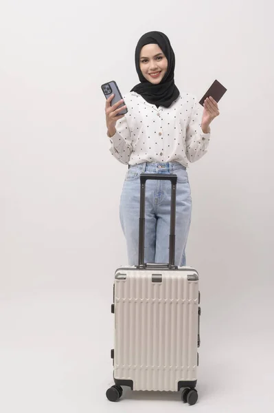 一位年轻的穆斯林女性游客 背着白色背景的行李 — 图库照片