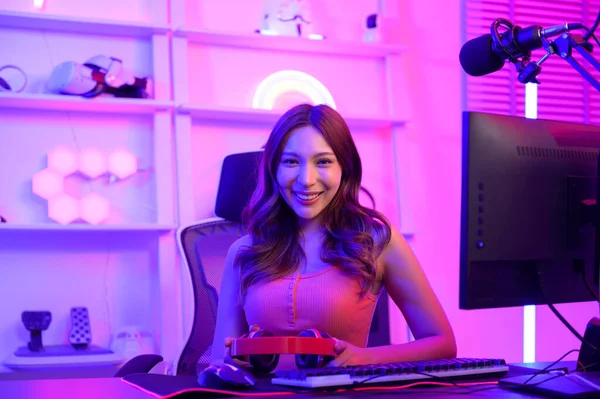 Młoda Azjatka Pretty Woman Pro Gamer Transmituje Żywo Śpiewa Rozmawia — Zdjęcie stockowe