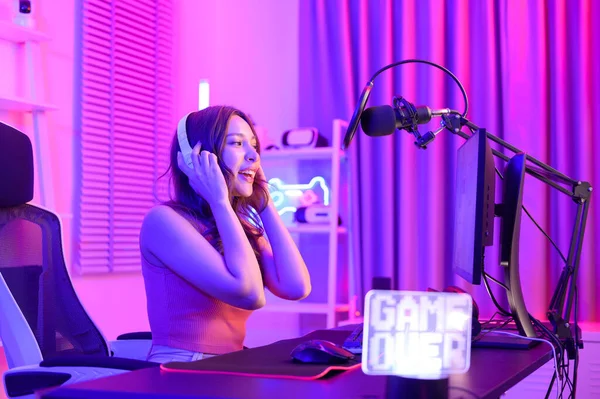 Jovem Asiática Bonita Mulher Pro Gamer Tem Transmissão Vivo Cantando — Fotografia de Stock