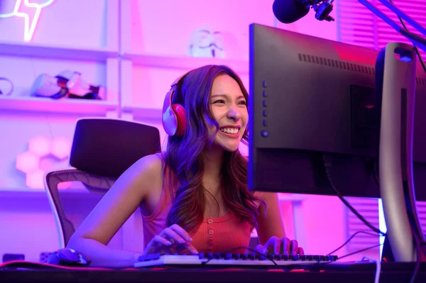 Wanita Asia Muda Cantik Pro Gamer Memiliki Live Streaming Bernyanyi — Stok Foto