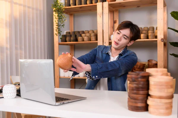 Młody Azjata Przedsiębiorca Żywo Streaming Sprzedaży Produktów Rzemieślniczych Klientów Jego — Zdjęcie stockowe