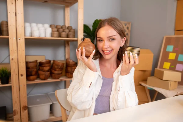 若いきれいな女性起業家は彼女の店で顧客に工芸品を販売するライブストリーミング 技術オンラインビジネスコンセプト — ストック写真