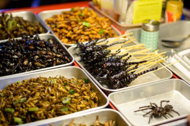 Gece Khao San yolunda egzotik yiyecekler Bangkok 'ta, Tayland' da, tatillerde ve seyahat konseptinde