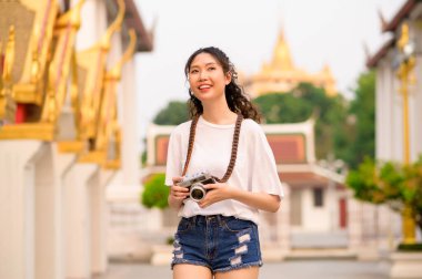 Tatilde gezen, gezen, Bangkok, Tayland, Tatiller ve seyahat konseptini keşfeden güzel Asyalı genç bir turist kadın.