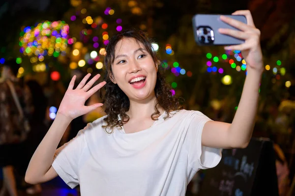 Piękna Młoda Azjatycka Turystka Wakacjach Zwiedzanie Zwiedzanie Drodze Khao San — Zdjęcie stockowe
