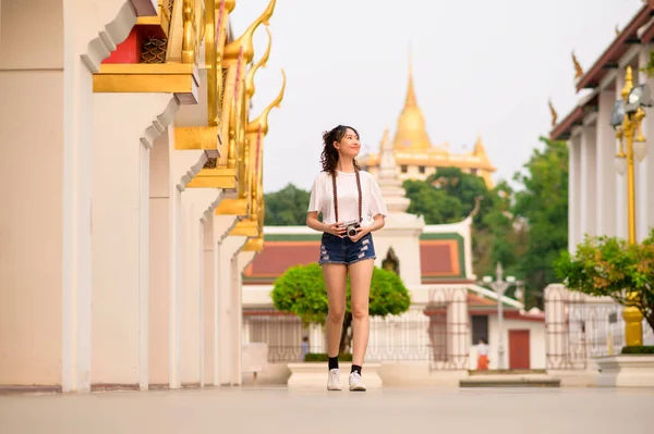 Bella Giovane Donna Turistica Asiatica Vacanza Visite Turistiche Esplorare Bangkok — Foto Stock
