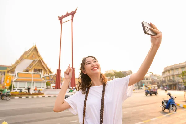 Wanita Muda Turis Asia Yang Cantik Sedang Berlibur Dan Menjelajahi — Stok Foto