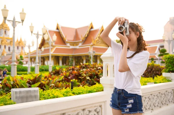 美丽的年轻亚洲女游客在泰国曼谷观光游览观光 度假旅游理念 — 图库照片