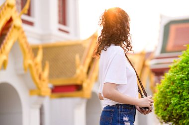 Tatilde gezen, gezen, Bangkok, Tayland, Tatiller ve seyahat konseptini keşfeden güzel Asyalı genç bir turist kadın.