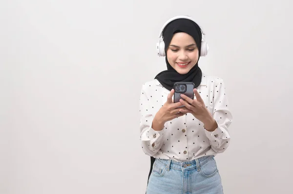 Junge Schöne Muslimin Trägt Kopfhörer Auf Weißem Hintergrund — Stockfoto