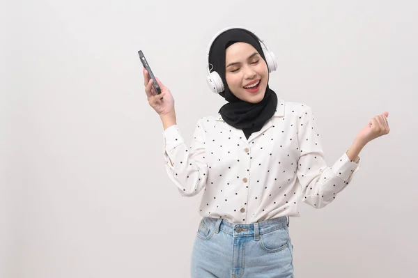 年轻美丽的穆斯林女子 头戴白色背景的耳机 — 图库照片