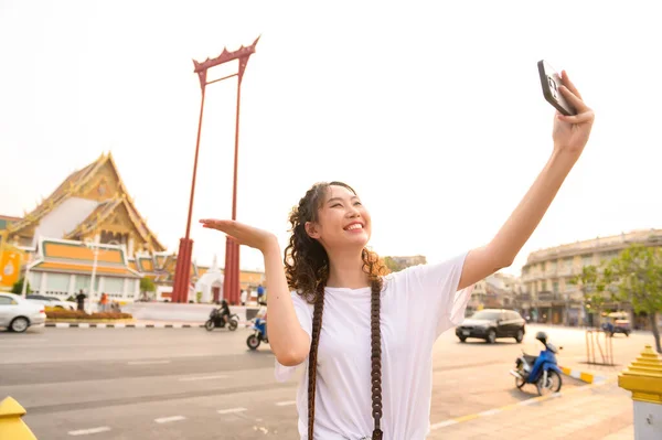 Hermosa Joven Turista Asiática Turismo Vacaciones Explorar Ciudad Bangkok Tailandia — Foto de Stock