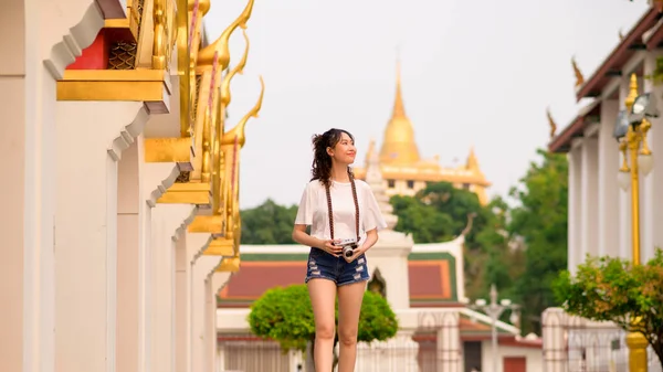 Молодая Азиатская Туристка Отдыхе Бангкоке Таиланд Отдых Путешествия — стоковое фото