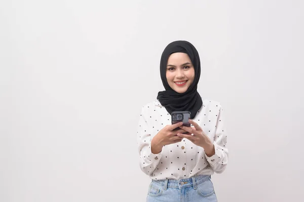 Beautiful Musllim Woman Hijab Using Smartphone White Background Technology Concept — ストック写真