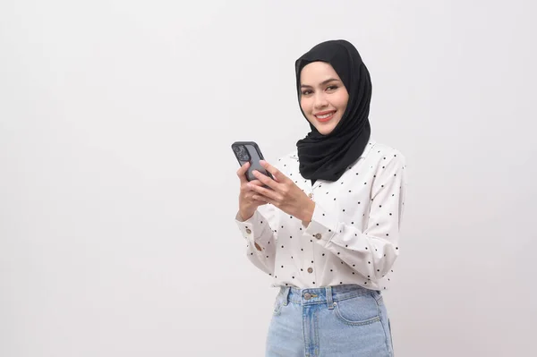 Beautiful Musllim Woman Hijab Using Smartphone White Background Technology Concept — Stock Photo, Image