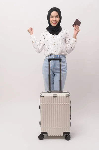 Una Giovane Turista Musulmana Con Bagaglio Sfondo Bianco — Foto Stock