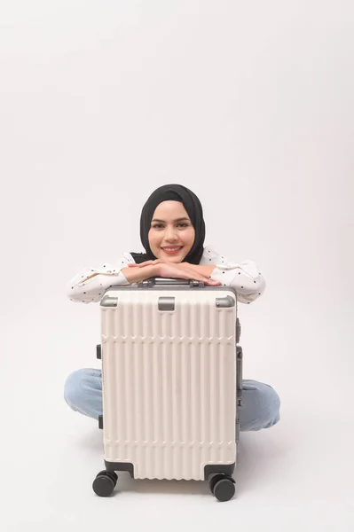 Eine Junge Muslimische Touristin Mit Gepäck Auf Weißem Hintergrund — Stockfoto