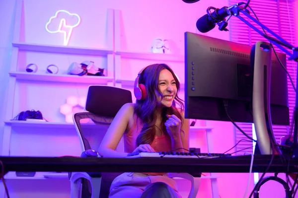 Young Asian Pretty Woman Pro Gamer Have Live Streaming Singing — Stock Photo, Image