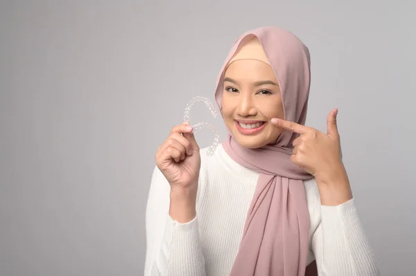 Mladá Usměvavá Muslimka Hidžábem Držící Neviditelné Rovnátka Studiu Zubní Péči — Stock fotografie