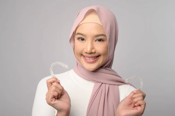 Ung Leende Muslimsk Kvinna Med Hijab Innehav Invisaligställning Studio Tandvård — Stockfoto