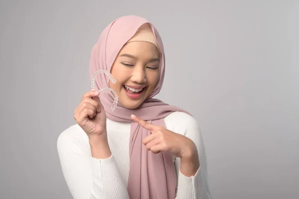 Ung Leende Muslimsk Kvinna Med Hijab Innehav Invisaligställning Studio Tandvård — Stockfoto