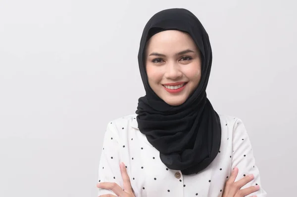 Porträt Der Schönen Muslimischen Frau Mit Hijab Über Weißem Hintergrund — Stockfoto