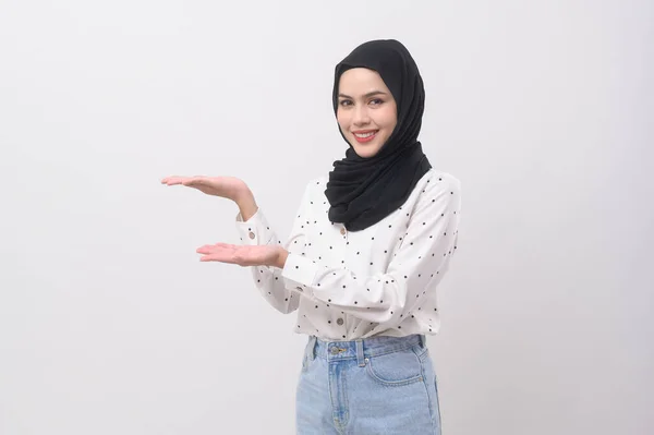 Portret Van Mooie Moslim Vrouw Met Hijab Witte Achtergrond Studio — Stockfoto