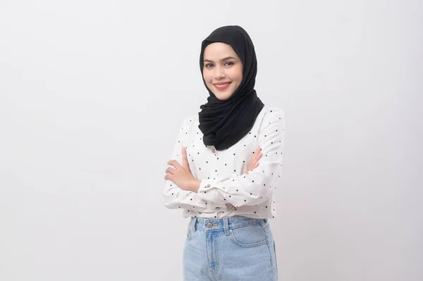 Portret Van Mooie Moslim Vrouw Met Hijab Witte Achtergrond Studio — Stockfoto