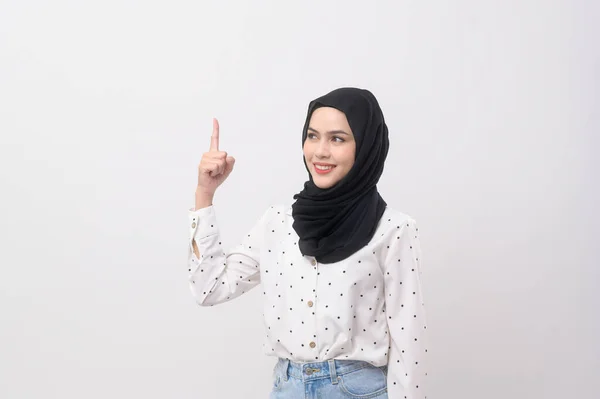 Retrato Una Hermosa Mujer Musulmana Con Hijab Sobre Estudio Fondo —  Fotos de Stock
