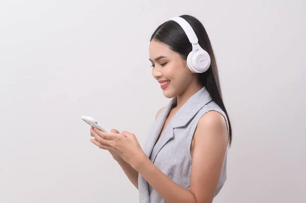 Uma Jovem Mulher Usando Fones Ouvido Desfrutando Com Música Fundo — Fotografia de Stock