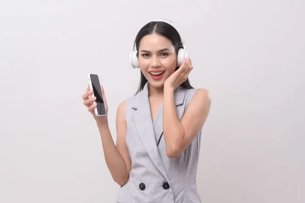 一个戴耳机的年轻女人 带着白色背景的音乐 — 图库照片