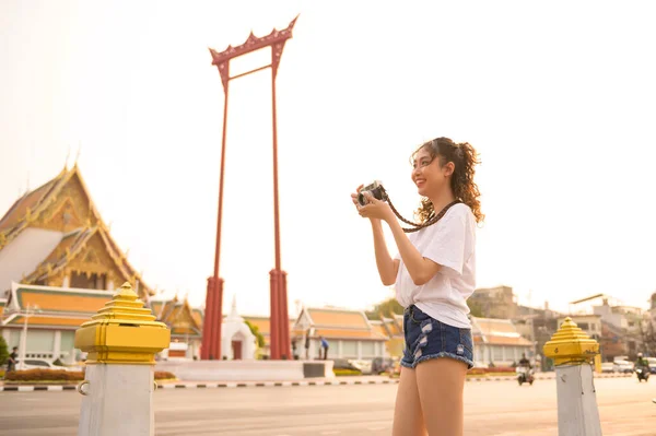 Piękna Młoda Azjatycka Turystka Wakacjach Zwiedzanie Zwiedzanie Miasta Bangkok Tajlandia — Zdjęcie stockowe