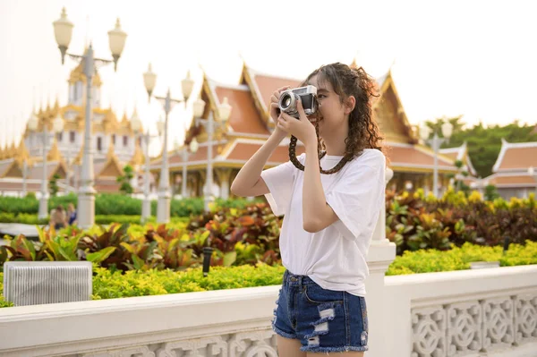 Hermosa Joven Turista Asiática Turismo Vacaciones Explorar Ciudad Bangkok Tailandia — Foto de Stock