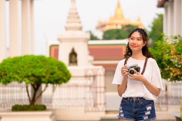 Piękna Młoda Azjatycka Turystka Wakacjach Zwiedzanie Zwiedzanie Miasta Bangkok Tajlandia — Zdjęcie stockowe